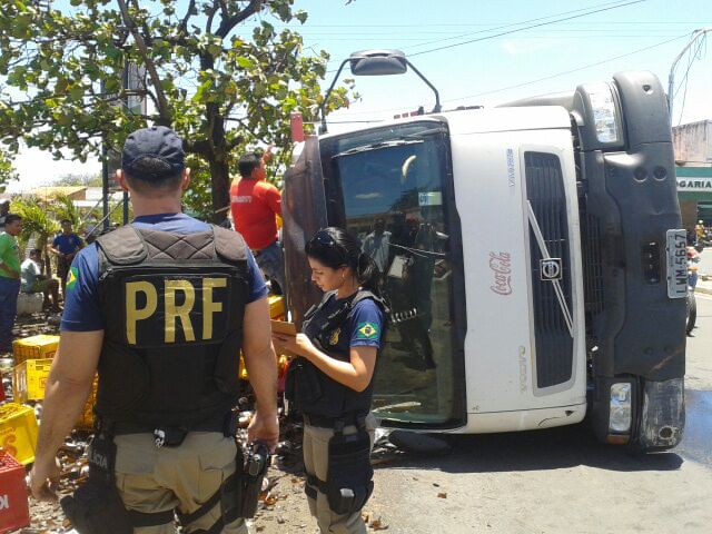 Carreta de bebidas tomba em cruzamento de avenidas em Floriano - Imagem 5