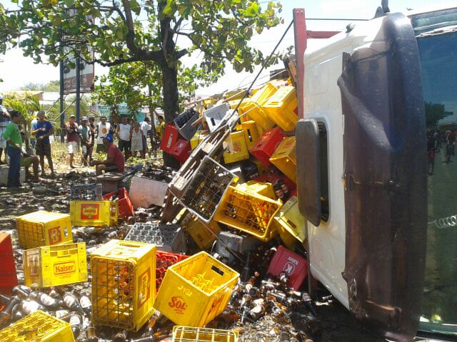 Carreta de bebidas tomba em cruzamento de avenidas em Floriano - Imagem 2