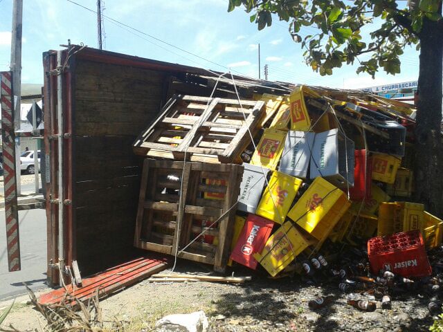 Carreta de bebidas tomba em cruzamento de avenidas em Floriano - Imagem 1