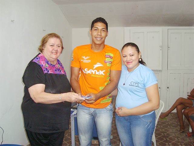 Ação Social da “ponta-pé” na entrega de carteira de trabalho a jovens da cidade - Imagem 3