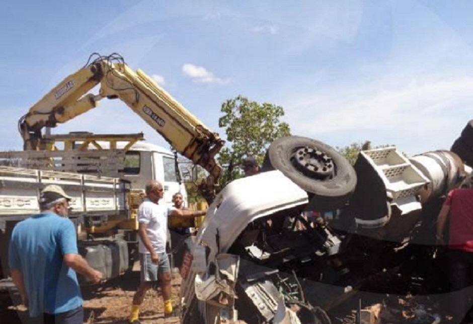 Caminhão tomba e motorista morre em acidente na PI 140