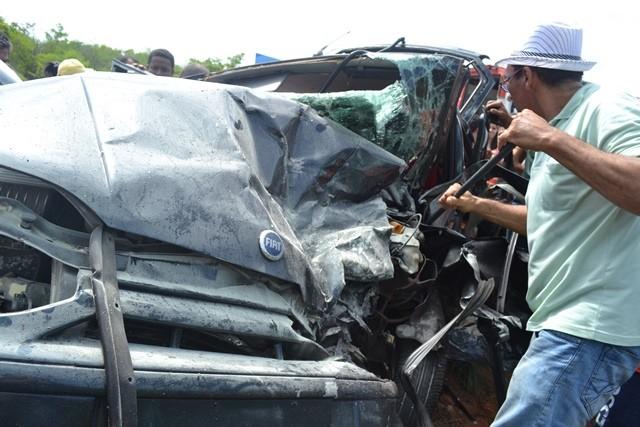 Mãe e filha morrem em grave acidente entre dois veículos no Piauí - Imagem 11