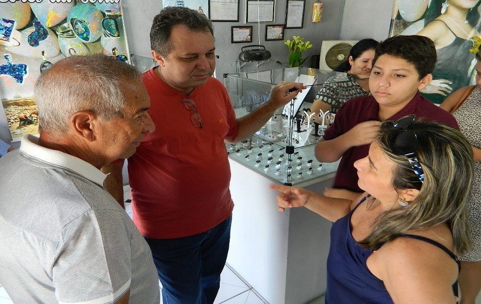 Prefeita recepciona comitiva de portugueses em Pedro II