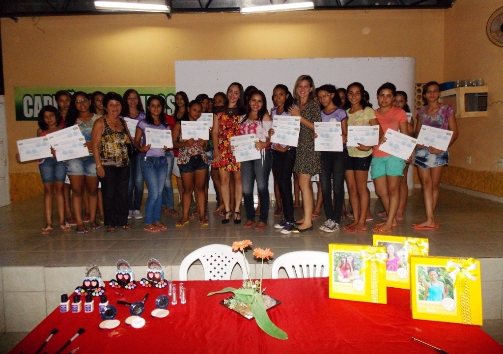 Entrega de certificados para Debutantes participantes do VI Baile