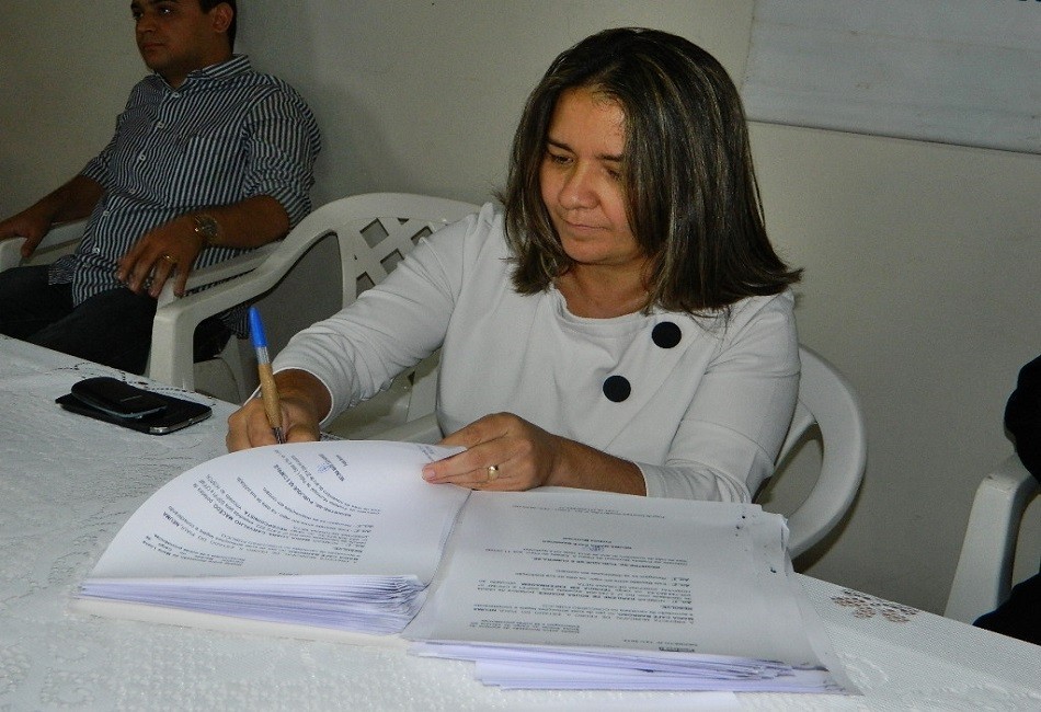 Prefeita empossa concursados para o Hospital Josefina Getirana