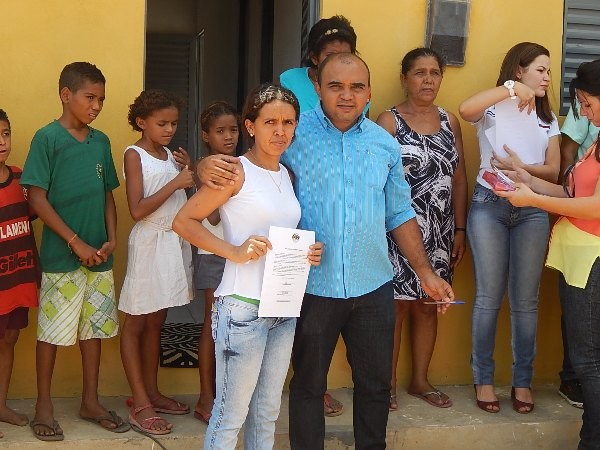 Beneficiários recebem casas do Programa Minha Casa Minha Vida  - Imagem 17