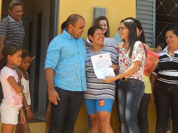 Beneficiários recebem casas do Programa Minha Casa Minha Vida  - Imagem 27