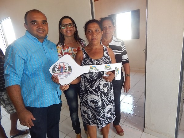 Beneficiários recebem casas do Programa Minha Casa Minha Vida  - Imagem 15
