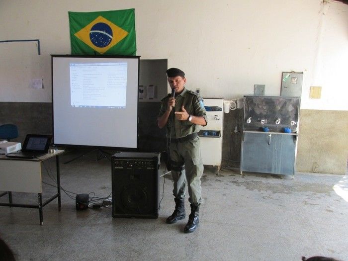 Subtenente Juvenilton Cavalcante da Força Tática de Água Branca Ministra Palestra sobre Drogas na Escola Roque Alencar   - Imagem 6