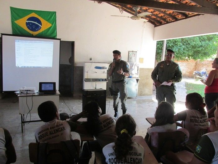 Subtenente Juvenilton Cavalcante da Força Tática de Água Branca Ministra Palestra sobre Drogas na Escola Roque Alencar   - Imagem 7