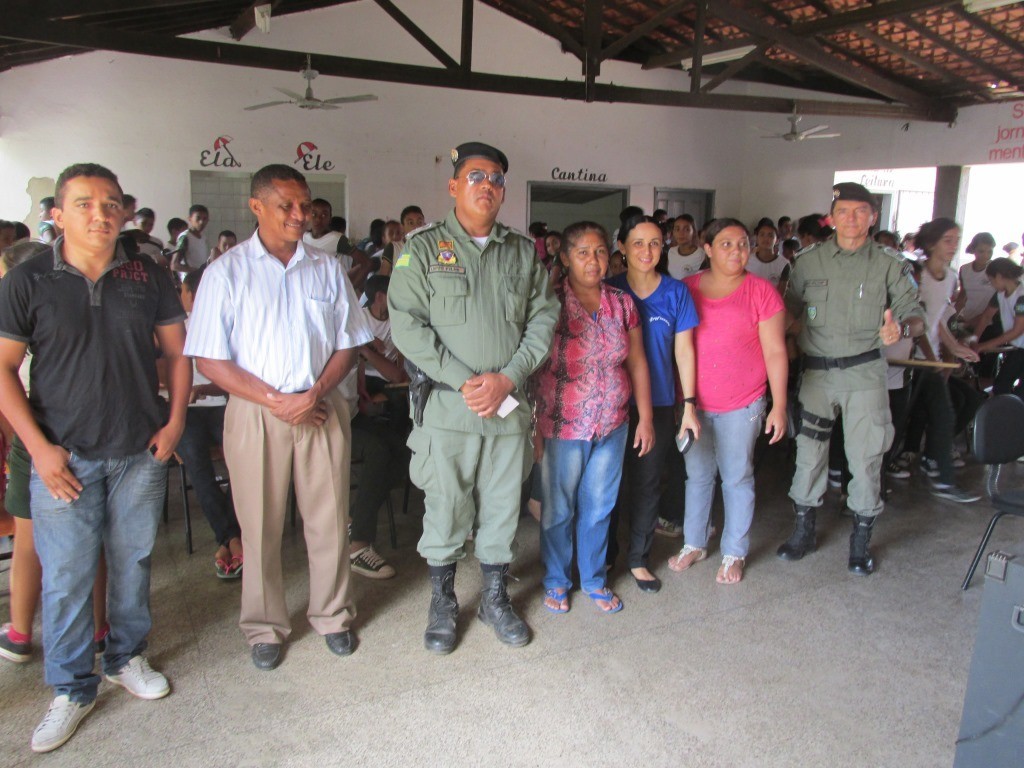 Subtenente Juvenilton Cavalcante da Força Tática de Água Branca Ministra Palestra sobre Drogas na Escola Roque Alencar  