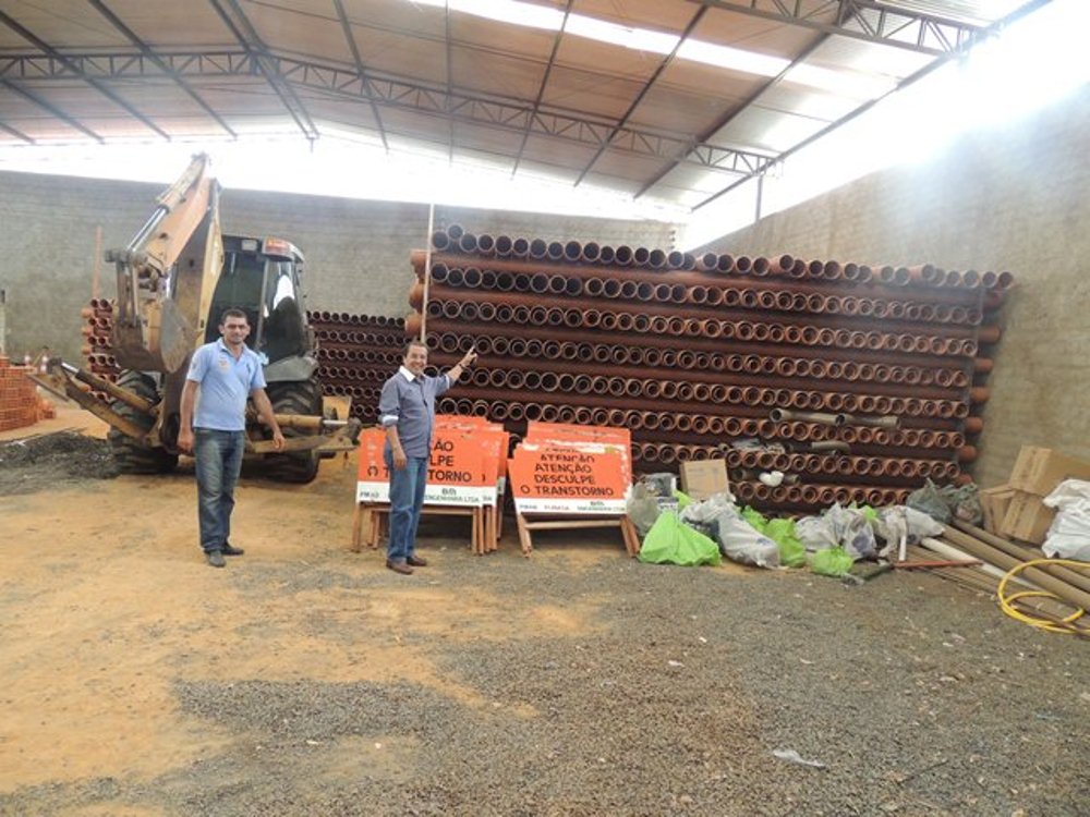 Prefeito Jonas Moura visita canteiro de obras