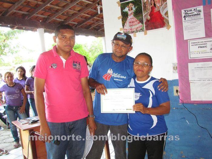Alunos recebem medalhas e certificados durante solenidade - Imagem 15