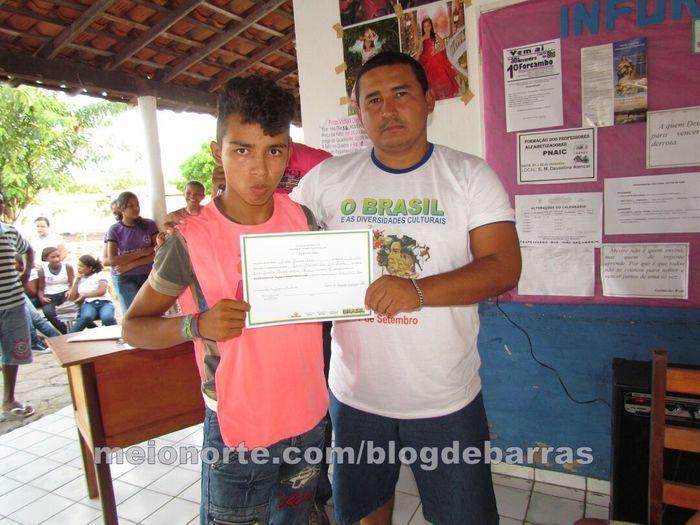 Alunos recebem medalhas e certificados durante solenidade - Imagem 7