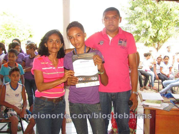 Alunos recebem medalhas e certificados durante solenidade - Imagem 17