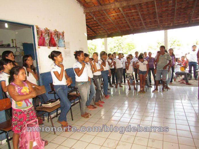 Alunos recebem medalhas e certificados durante solenidade - Imagem 16