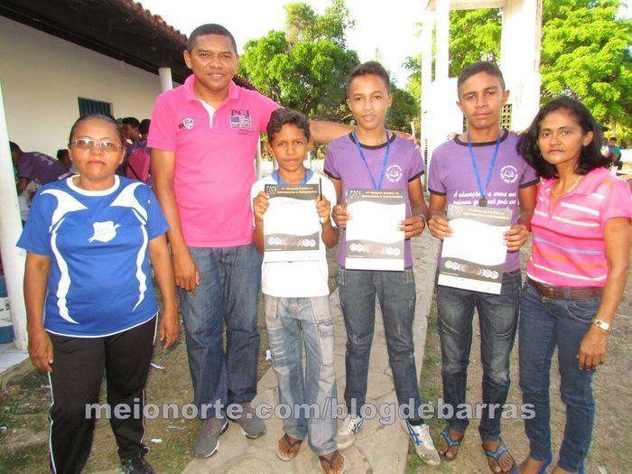 Alunos recebem medalhas e certificados durante solenidade - Imagem 13