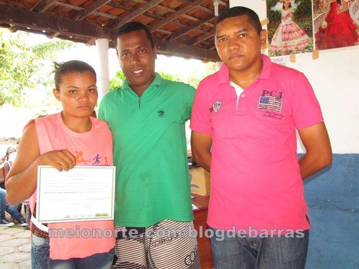 Alunos recebem medalhas e certificados durante solenidade - Imagem 9