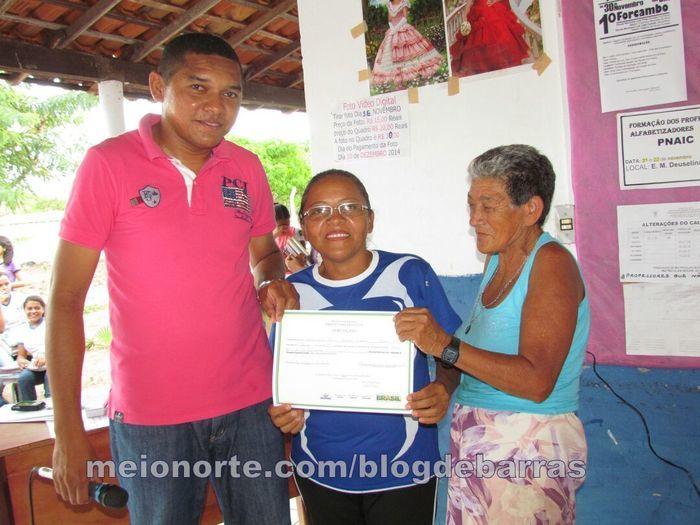 Alunos recebem medalhas e certificados durante solenidade - Imagem 3
