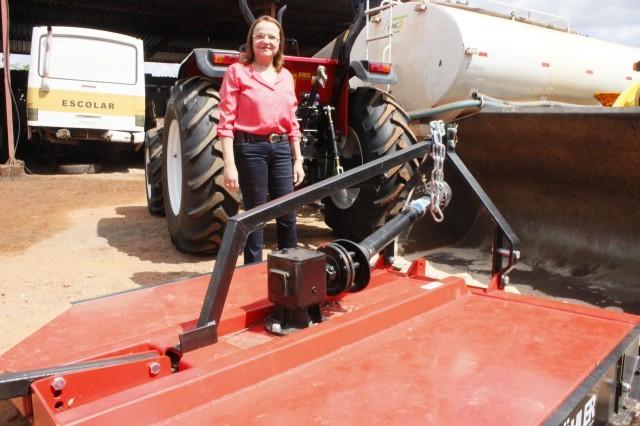 Município de Miguel Alves Recebe Trator Agrícola 4x4 - Imagem 3