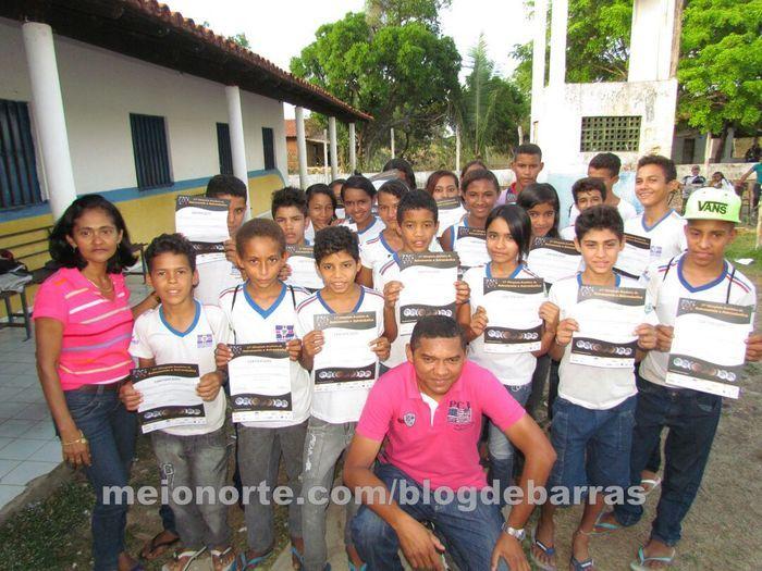 Alunos recebem medalhas e certificados durante solenidade - Imagem 20
