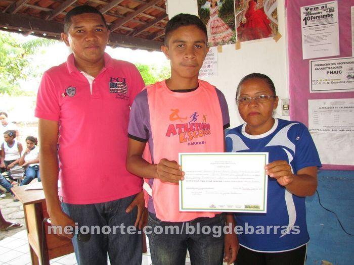Alunos recebem medalhas e certificados durante solenidade - Imagem 12