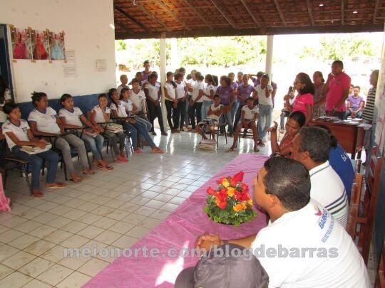 Alunos recebem medalhas e certificados durante solenidade - Imagem 22