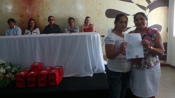 Prefeitura de Pimenteiras entrega registro de imóveis de residências  - Imagem 17