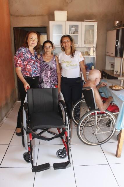 Prefeitura de Miguel Alves entrega cadeira de roda e facilita a vida de quem necessita desse auxílio - Imagem 2
