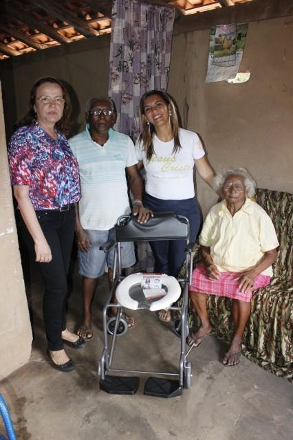 Prefeitura de Miguel Alves entrega cadeira de roda e facilita a vida de quem necessita desse auxílio - Imagem 4