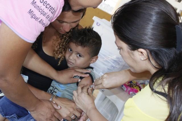 Crianças são vacinadas contra poliomielite e sarampo no município de Miguel Alves  - Imagem 4