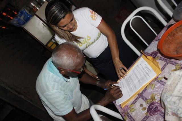 Prefeitura de Miguel Alves entrega cadeira de roda e facilita a vida de quem necessita desse auxílio - Imagem 3