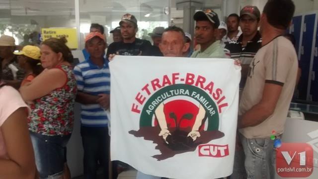 Agricultores ocupam agência do Banco do Brasil em Valença - Imagem 1