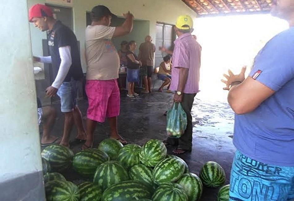 Escola dos Pequis resgata tradição e realiza feira livre