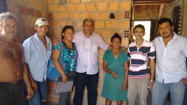 Prefeito Zé Resende acompanhado de técnicos, entrega casas do PAC I - Imagem 1