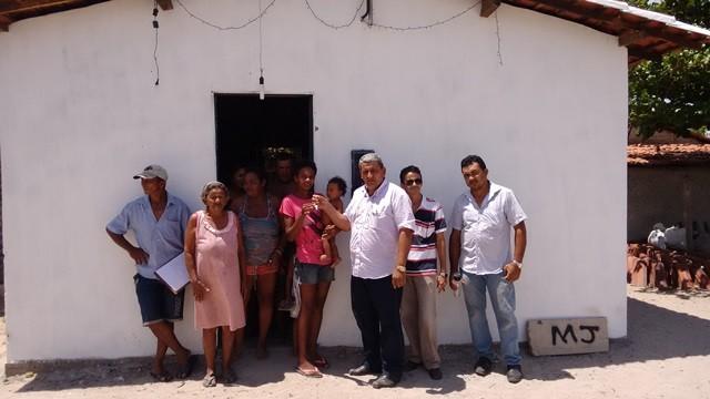 Prefeito Zé Resende acompanhado de técnicos, entrega casas do PAC I - Imagem 4