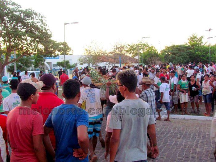 Fieis percorrem vários quilômetros para tocar o Mastro - Imagem 12