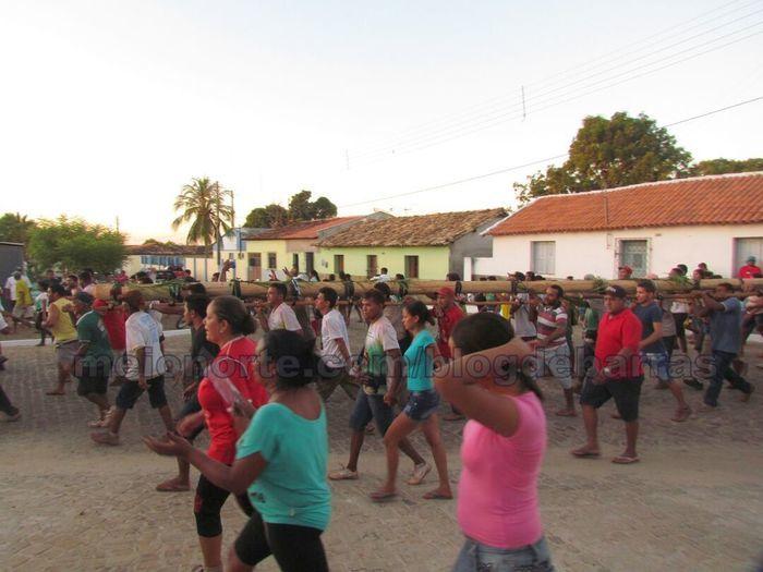 Fieis percorrem vários quilômetros para tocar o Mastro - Imagem 9