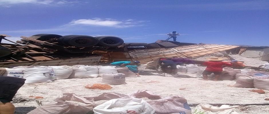 Carreta carregada com semente de algodão tomba na PI 245