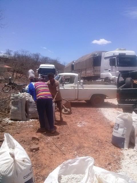 Carreta carregada com semente de algodão tomba na PI 245 - Imagem 3