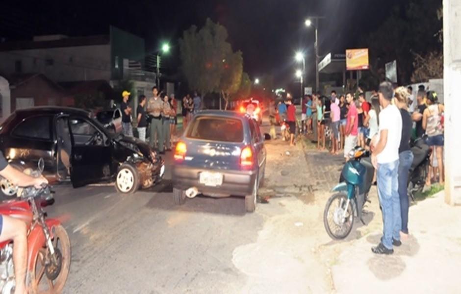 Acidente: Colisão entre veículos na Av. Aderson Ferreira