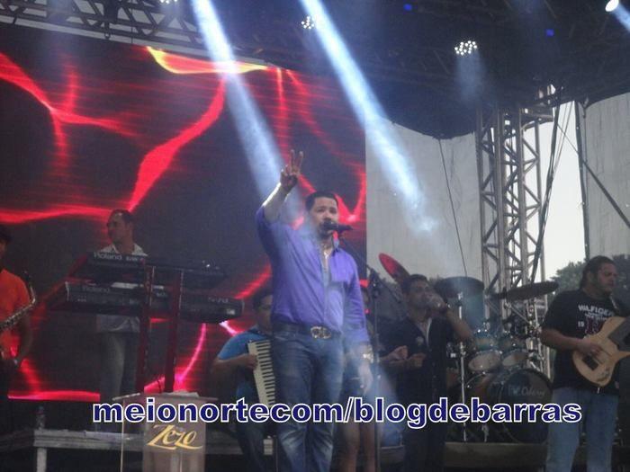 Lotação: Zezo ‘O Nordestino Apaixonado’ cantou e encantou público barrense - Imagem 26