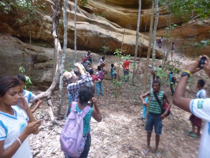 Alunos e professores da rede estadual visitam pinturas rupestres encontradas nos boqueirões no município de Redenção do Gurguéia - PI - Imagem 3