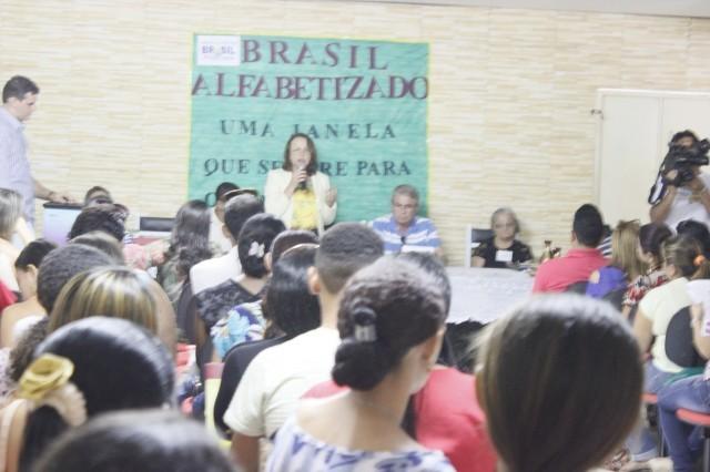 Prefeita Dra. Salete Rego faz lançamento do programa Brasil Alfabetizado 2014. - Imagem 8