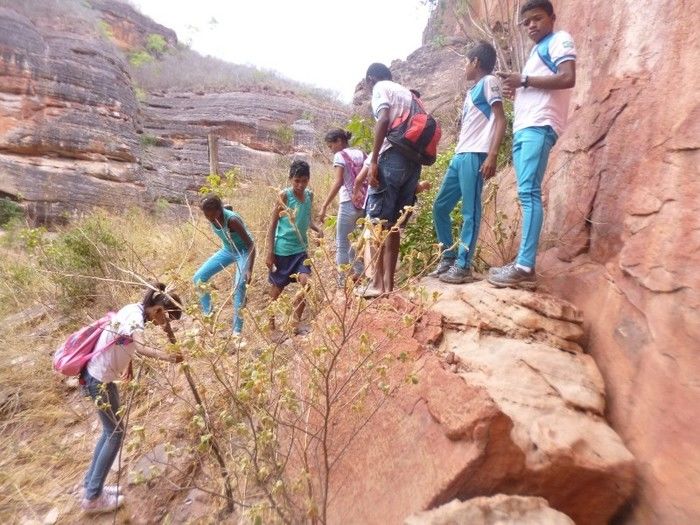 Alunos e professores da rede estadual visitam pinturas rupestres encontradas nos boqueirões no município de Redenção do Gurguéia - PI - Imagem 2