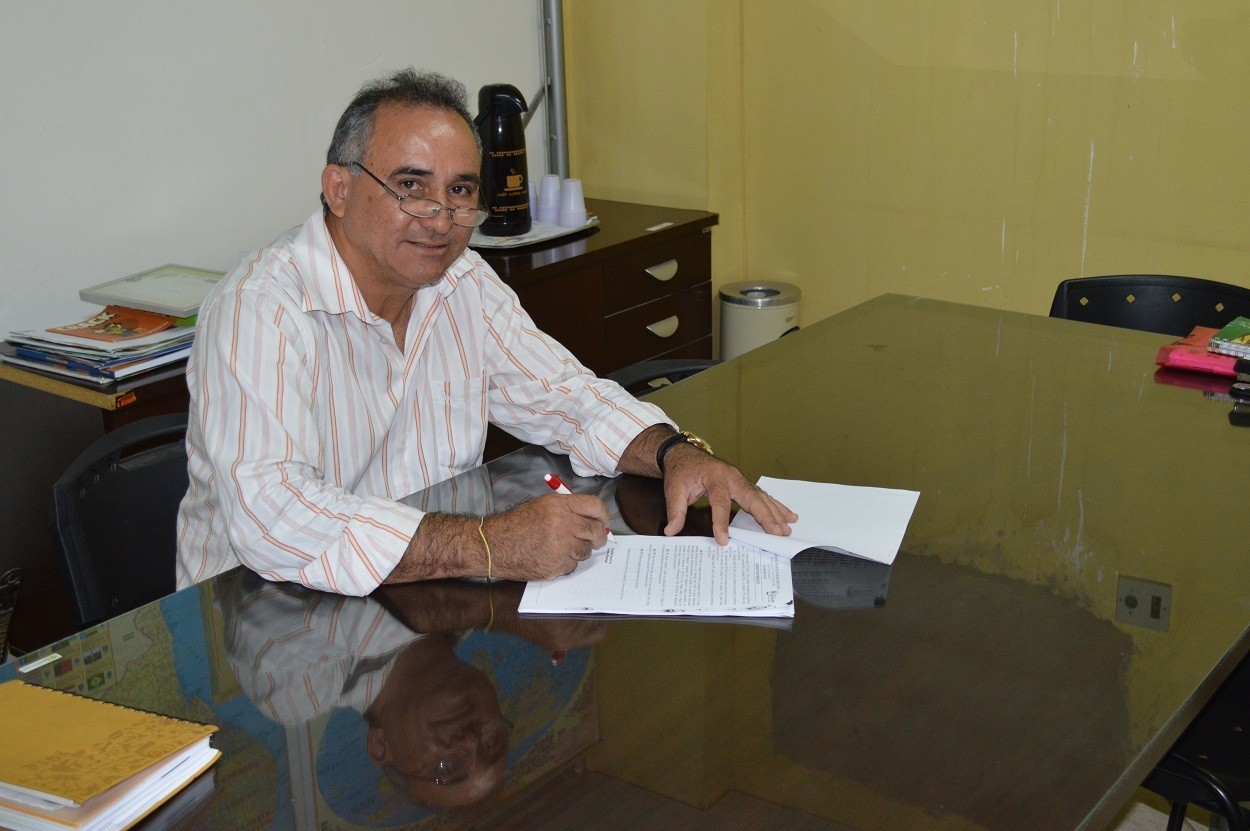 Prefeito Bernildo Val sanciona Lei que concede aumento salarial aos professores de Buriti dos Lopes