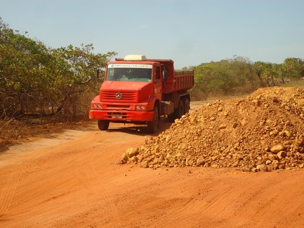 Prefeita Vânia Ribeiro acompanha obras de recuperação da estrada de Terra Nova - Imagem 2