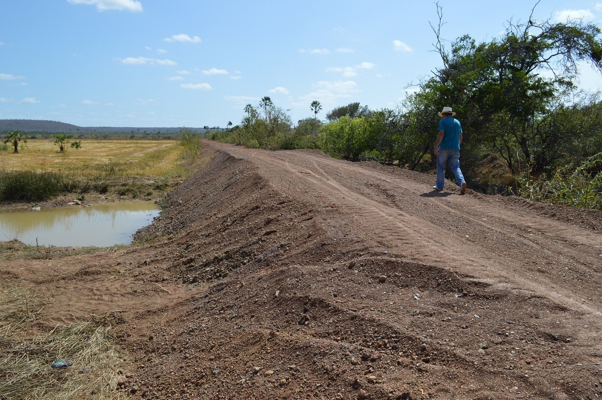 Prefeitura realiza serviços de preparo da terra aos plantadores de arroz