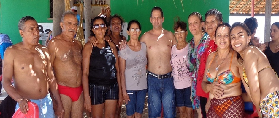 Grupo da Melhor Idade de Esperantina realiza viagem à praia da Pedra do Sal