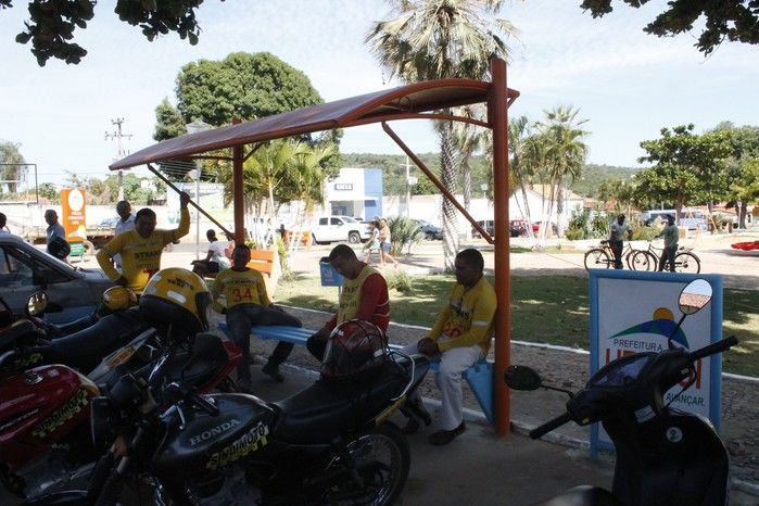 Prefeita Renata cumpre compromisso de campanha e instala paradas para mototaxistas - Imagem 2